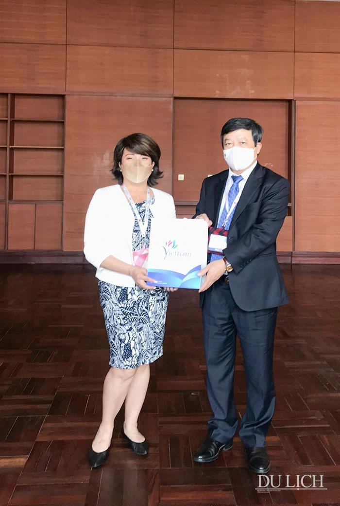 Thứ trưởng Bộ VHTTDL Đoàn Văn Việt tặng quà lưu niệm của Du lịch Việt Nam cho bà Liz Ortiguera
